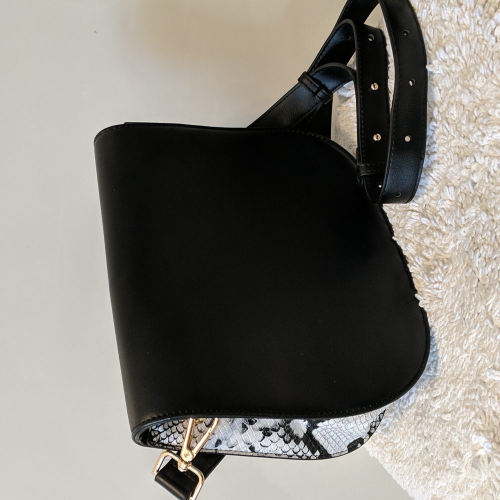 Lulu's Women's Black Snakeskin Crossbody Purse